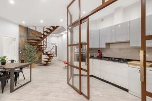 Una cocina con una mesa y un comedor. en GAV Casa Los Vicentes, en Ronda