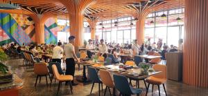 Hoằng HóaFlamingo Ibiza Hải Tiến 1723-1725的一群坐在大房间里桌子的人