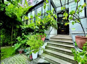 een trap naar een gebouw met potplanten bij Das KONTOR in Bremen