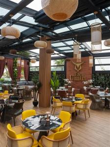 迪拜DAMAC Maison Aykon City Dubai的餐厅设有黄色的椅子、桌子和椅子