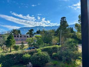 a view of a yard with mountains in the background at Posada del Valle solo adultos in Merlo