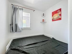 a room with a large black tarp on the wall at 3683-Appartement en front de mer in Saint-Cyprien-Plage