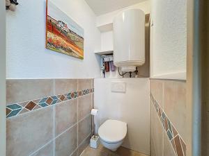a bathroom with a toilet and a picture on the wall at 3683-Appartement en front de mer in Saint-Cyprien-Plage