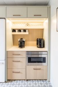 Una cocina con gabinetes blancos y una estufa. en SandyCove04, en Shoal Cove