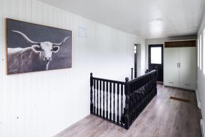 Un pasillo con una imagen de un toro en la pared. en SandyCove04, en Shoal Cove
