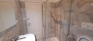 ein Badezimmer mit Dusche, Toilette und Waschbecken in der Unterkunft Machiavelli Forty Seven in Rom + 5 Fotos