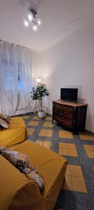 ein Wohnzimmer mit zwei Betten und einem Fernseher in der Unterkunft Machiavelli Forty Seven in Rom