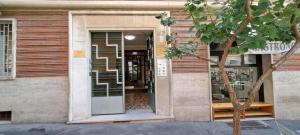 ein Geschäft mit einer Glastür und einem Baum in der Unterkunft Machiavelli Forty Seven in Rom