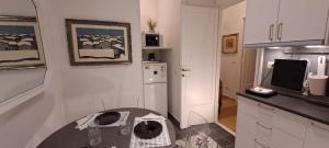 eine Küche mit weißen Schränken und einem Tisch darin in der Unterkunft Machiavelli Forty Seven in Rom