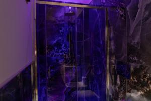 巴里Dimora serafino的紫色客房内的玻璃门淋浴 更多16张照片