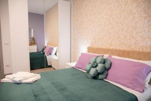 巴里Dimora serafino的卧室配有泰迪熊,坐在床上