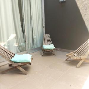 two rocking chairs sitting on a balcony at Rentarte in Pilar