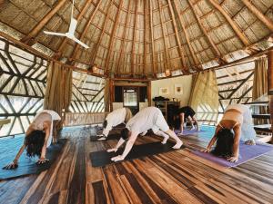 エル・ザイノにあるSenda Loto Retreat Meditation Yogaのパオのヨガをする集団 +30枚の写真