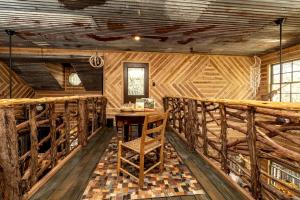 Zdjęcie z galerii obiektu Magical Treehouse with Slide by Brazos River for Family Glamping Adventures in Texas w mieście Buckner