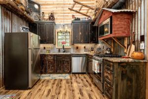 Kuchnia lub aneks kuchenny w obiekcie Magical Treehouse with Slide by Brazos River for Family Glamping Adventures in Texas