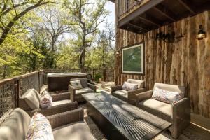 Część wypoczynkowa w obiekcie Magical Treehouse with Slide by Brazos River for Family Glamping Adventures in Texas