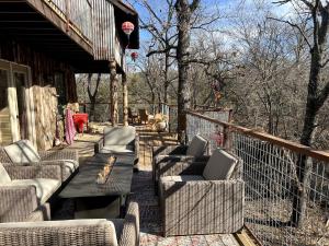 Balkon lub taras w obiekcie Magical Treehouse with Slide by Brazos River for Family Glamping Adventures in Texas