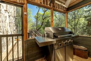 Zdjęcie z galerii obiektu Magical Treehouse with Slide by Brazos River for Family Glamping Adventures in Texas w mieście Buckner