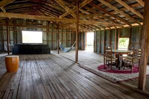 Część wypoczynkowa w obiekcie Magical Treehouse with Slide by Brazos River for Family Glamping Adventures in Texas