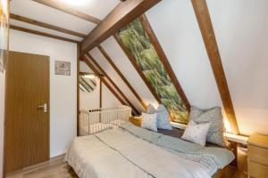 ein Schlafzimmer mit einem Bett vor einem Fenster in der Unterkunft Ferienhaus Rotkäppchen in Frankenau