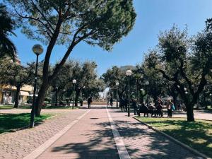 巴里Dimora serafino的一群坐在公园长椅上的人