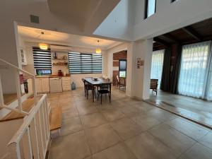 una sala da pranzo e una cucina con tavolo e sedie di Derya Beach Ağullu Villa 2 a Kaş