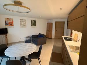Kuchyň nebo kuchyňský kout v ubytování New Apartment Trui Ensemble in Laas
