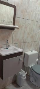 une salle de bain avec un lavabo et des toilettes dans l'établissement Recanto ágape chalés e cabana, à Rosas