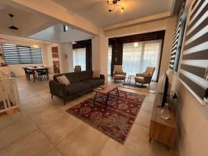 un soggiorno con un divano e un tavolo di Derya Beach Ağullu Villa 2 a Kaş