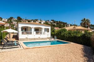 una villa con piscina e una casa di Villa Gabriel by Escapehome a Son Bou