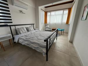 una camera da letto con un letto e una sedia di Derya Beach Ağullu Villa 2 a Kaş Altre 16 foto