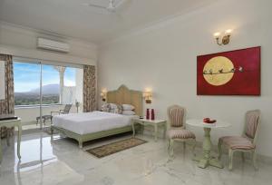 Un pat sau paturi într-o cameră la Khas Mahal Suites +17 fotografii