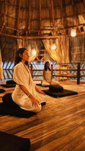 エル・ザイノにあるSenda Loto Retreat Meditation Yogaのヨガ教室の女性