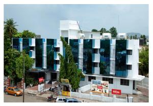 奥兰加巴德Hotel Gurjas的一座建筑上有很多窗户