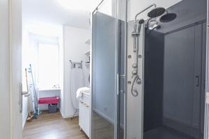 W łazience znajduje się prysznic ze szklanymi drzwiami. w obiekcie Le Mermoz Wifi Balcon Parking w mieście Laval