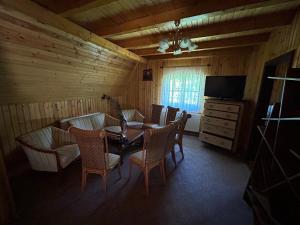 TV a/nebo společenská místnost v ubytování Vila Bradul Tarcău