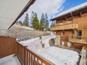 a balcony of a house with snow on the ground at Charmant 3P Centre Station avec Parking et TV - FR-1-398-559 in La Rosière