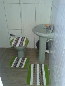 a bathroom with a sink and a toilet at Casa das Artes in São Thomé das Letras