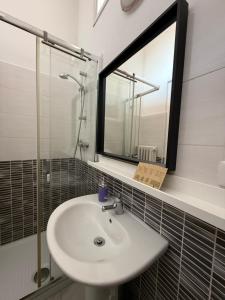 A bathroom at EASYROOMS ONE