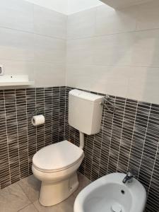A bathroom at EASYROOMS ONE