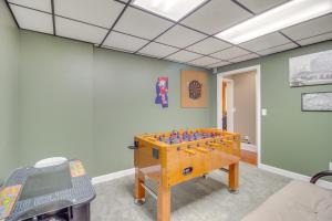 Herní místnost v ubytování Game Room and Fire Pit Riverfront Home in Ellijay!