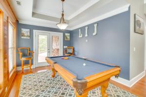 Biliár nebo kulečník v ubytování Game Room and Fire Pit Riverfront Home in Ellijay!