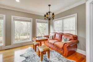 Posezení v ubytování Game Room and Fire Pit Riverfront Home in Ellijay!