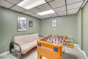 Herní místnost v ubytování Game Room and Fire Pit Riverfront Home in Ellijay!