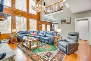 Posezení v ubytování Game Room and Fire Pit Riverfront Home in Ellijay!