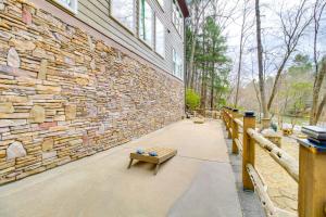 Fotografie z fotogalerie ubytování Game Room and Fire Pit Riverfront Home in Ellijay! v destinaci Ellijay
