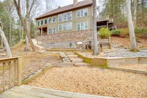Zahrada ubytování Game Room and Fire Pit Riverfront Home in Ellijay!
