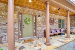 Patio nebo venkovní prostory v ubytování Game Room and Fire Pit Riverfront Home in Ellijay!