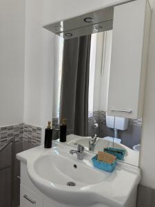 A bathroom at EASYROOMS ONE