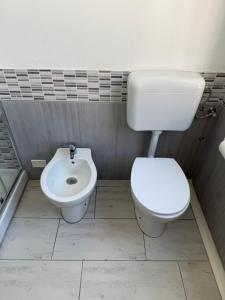 A bathroom at EASYROOMS ONE